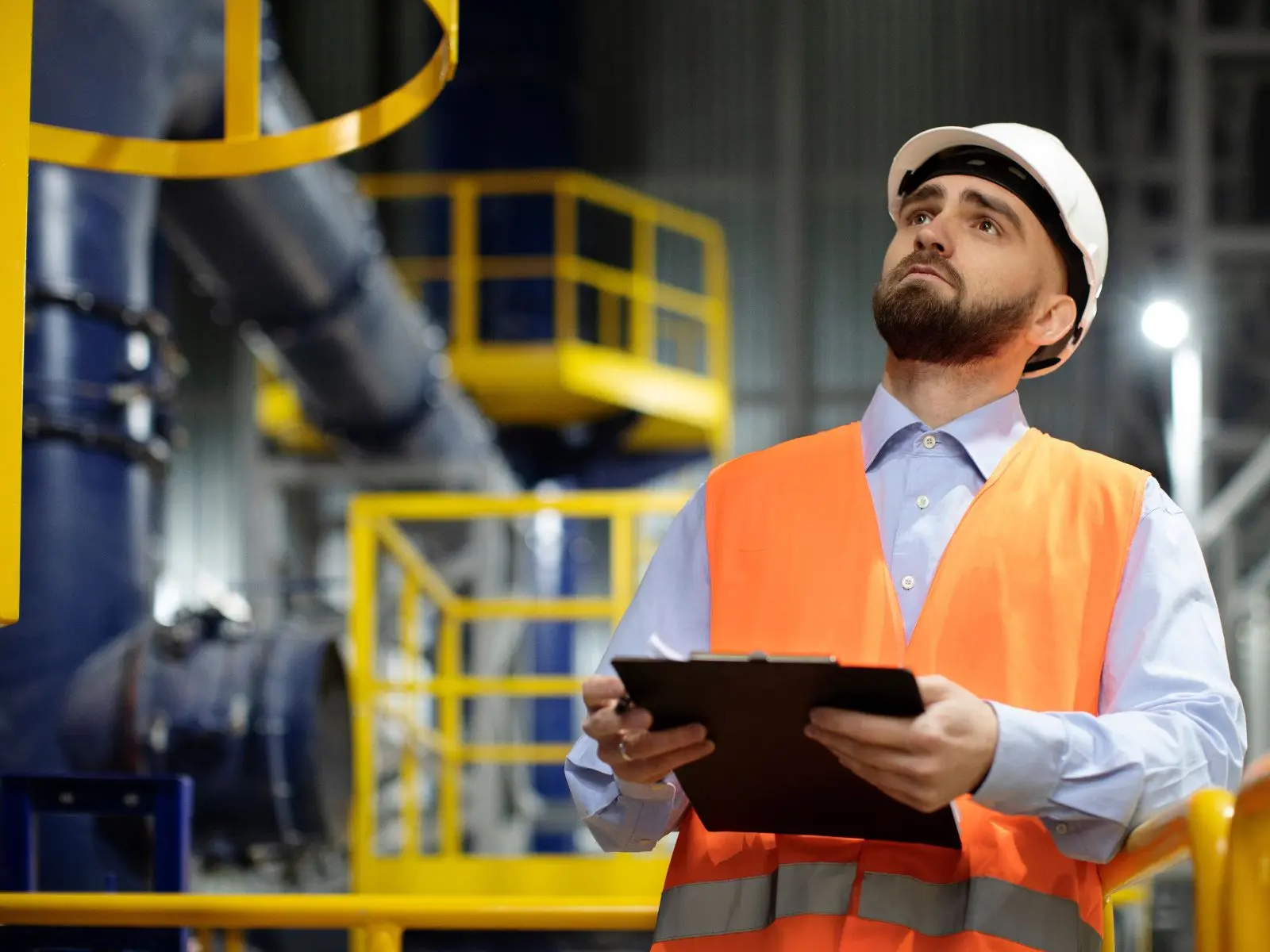 Personal realizando mantenimiento industrial